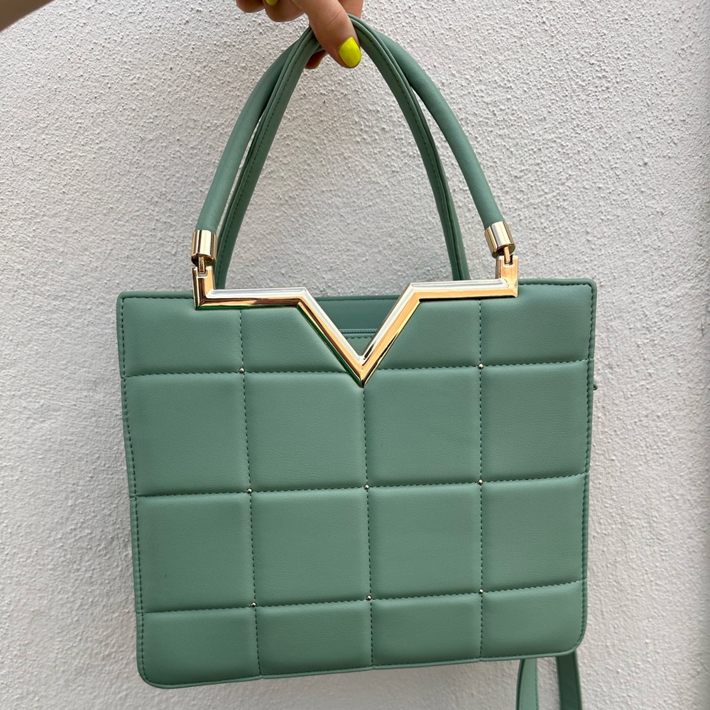 Turquoise faux leather bag with gold hardware and strap #fauxleatherbag